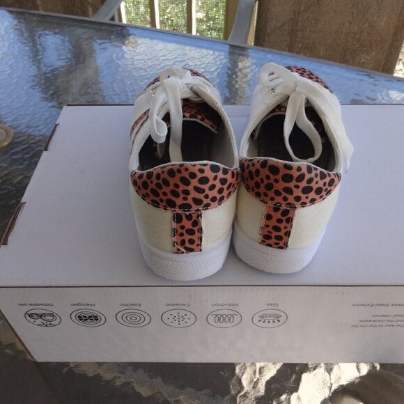 Jelly Pop stylish flat sneaker, cream, Chita print, like new, 9, - Picture 3 of 8